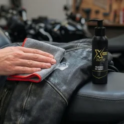 Zestaw do czyszczenia i konserwacji odzieży skórzanej XZONE STRONG Z JONAMI MAN + SZCZOTKA 350ml